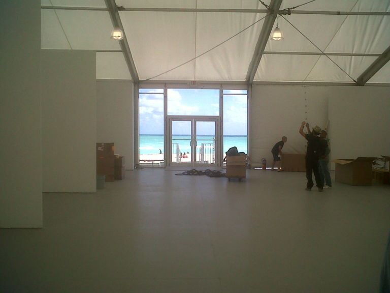 IMG01701 20121201 1302 Miami Updates: sarà la nuova fiera dell'anno durante l'Art Basel Week? Forse, ma sicuramente Untitled sarà ospitata nella tensostruttura dell'anno. Qui le foto, ocean view