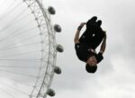 Il Free runner Asid davanti al London Eye Londdra 27 agosto 2008. © Luke MacGregor Camminando con la testa "In aria". Alitalia trasforma il suo spazio di Piazza di Spagna in un luogo per l'arte. Le prime cinque mostre le cura Contrasto. Il tema? Il volo, naturalmente