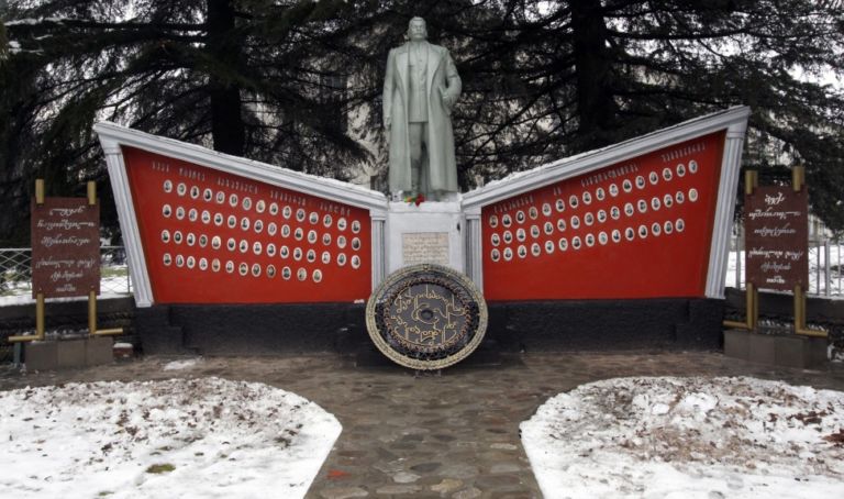 Il monumento a Stalin tornato al suo posto Art Digest: la mia arte? È una questione stratosferica. Elmyr de Hory, come Madrid ti musealizza il falsario. In Kodak we trust