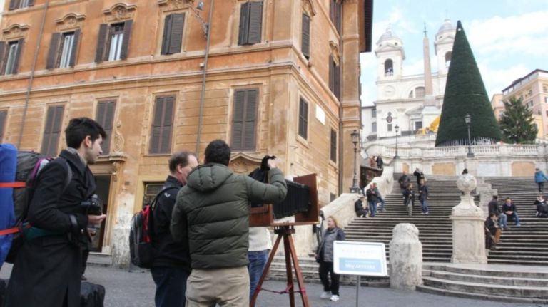 In Piazza di Spagna Spuntano qua e là per le strade e le piazze di Roma: macchine fotografiche d’epoca per presentare il nuovo format di Sky Arte HD. Che lancia un contest via Instagram, e nel week-end replica a Milano