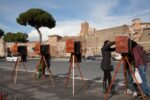 In Via dei Fori Spuntano qua e là per le strade e le piazze di Roma: macchine fotografiche d’epoca per presentare il nuovo format di Sky Arte HD. Che lancia un contest via Instagram, e nel week-end replica a Milano