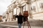 In posa Spuntano qua e là per le strade e le piazze di Roma: macchine fotografiche d’epoca per presentare il nuovo format di Sky Arte HD. Che lancia un contest via Instagram, e nel week-end replica a Milano