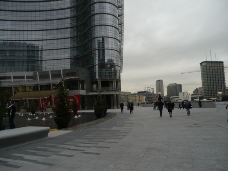 La piazza Una cerniera tra Brera e l’Isola: apre alla città piazza Gae Aulenti, tassello fondamentale per la nuova Milano. Sant’Ambrogio porta via le transenne dal cantiere di Porta Nuova firmato Cesar Pelli