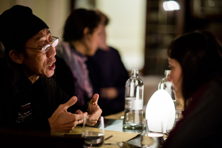 Lee Wen in a discussion Scene dalla International Performance Art Week di Venezia. Qualche foto e un po' di riflessioni, sul filo dei racconti di Ilija Šoškić e Boris Nieslony