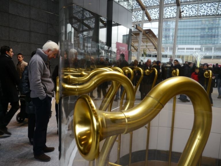 Lintervento di Alberto Garutti Una cerniera tra Brera e l’Isola: apre alla città piazza Gae Aulenti, tassello fondamentale per la nuova Milano. Sant’Ambrogio porta via le transenne dal cantiere di Porta Nuova firmato Cesar Pelli