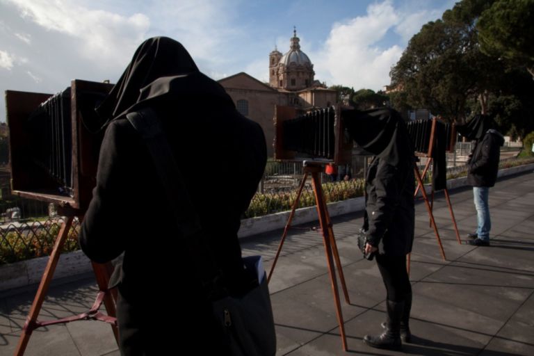 Lungo Via dei Fori Spuntano qua e là per le strade e le piazze di Roma: macchine fotografiche d’epoca per presentare il nuovo format di Sky Arte HD. Che lancia un contest via Instagram, e nel week-end replica a Milano