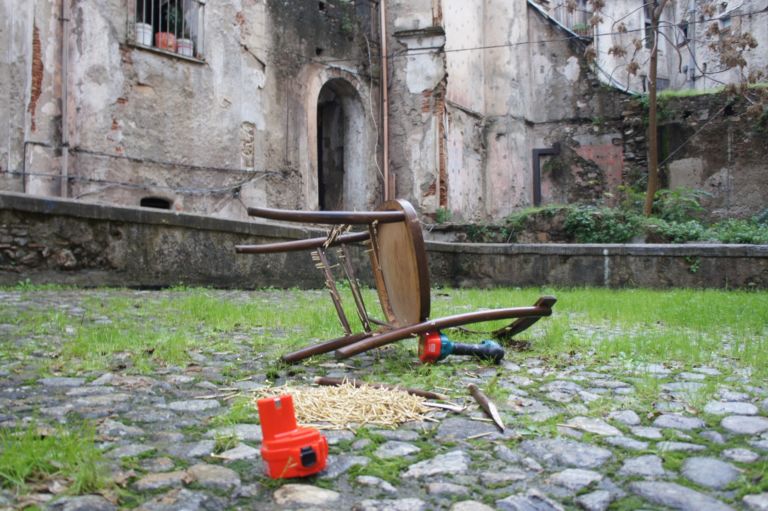 MARAM 5 Guarda bene quel denaro: sarà tuo. Tante immagini, ed una videointervista a Cesare Pietroiusti, dal festival della performance di Cosenza