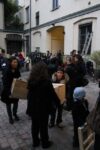 MakioManzoni Nina212 Arte partecipata, tra il cortile e la galleria. La milanese Nina Due apre le porte a To Be, progetto di Makio Manzoni. Un sabato diverso, per cambiare prospettiva. Tutte le foto della performance