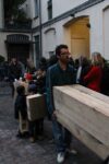 MakioManzoni Nina214 Arte partecipata, tra il cortile e la galleria. La milanese Nina Due apre le porte a To Be, progetto di Makio Manzoni. Un sabato diverso, per cambiare prospettiva. Tutte le foto della performance