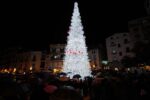 Maxi albero a Salerno La luce in fondo al tunnel della crisi? A Salerno è d’artista: l’accensione delle luminarie chic anima un centro storico ma così vitale. Ed è boom di prenotazioni negli alberghi