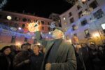 Michele Placido inaugura le luci a Salerno La luce in fondo al tunnel della crisi? A Salerno è d’artista: l’accensione delle luminarie chic anima un centro storico ma così vitale. Ed è boom di prenotazioni negli alberghi