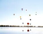 Mongolfiere 2005. © Massimo Siragusa Contrasto Camminando con la testa "In aria". Alitalia trasforma il suo spazio di Piazza di Spagna in un luogo per l'arte. Le prime cinque mostre le cura Contrasto. Il tema? Il volo, naturalmente