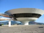Museu de Arte Contemporânea Nireroi Oscar Niemeyer. 1907-2012. Bastano le date