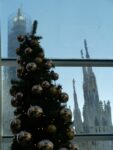 Natale in Rinascente Olafur energia solare! Eliasson accende la Rinascente: i suoi Little Sun illuminano le vetrine lungo corso Vittorio Emanuele. Parte da Milano una campagna per l’energia pulita