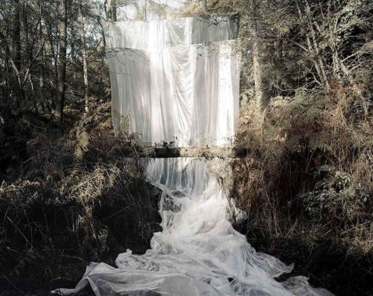 Noemie Goudal Les Amantes Cascade 2009 Lightjet courtesy of Project B Gallery Noemie Goudal: il paesaggio nel paesaggio