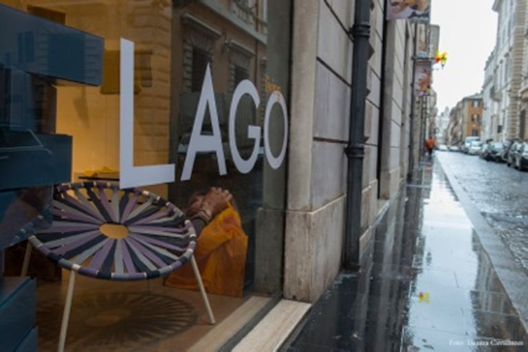 Opening flagship store Lago Roma 1 Se c'è crisi, noi la affrontiamo così. Dopo un nuovo “appartamento” a Treviso e flagship store a Torino e Parigi, Lago apre il suo secondo a Roma: ecco le immagini