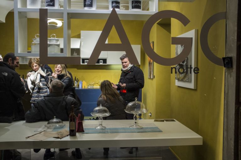 Opening flagship store Lago Roma 2 Se c'è crisi, noi la affrontiamo così. Dopo un nuovo “appartamento” a Treviso e flagship store a Torino e Parigi, Lago apre il suo secondo a Roma: ecco le immagini