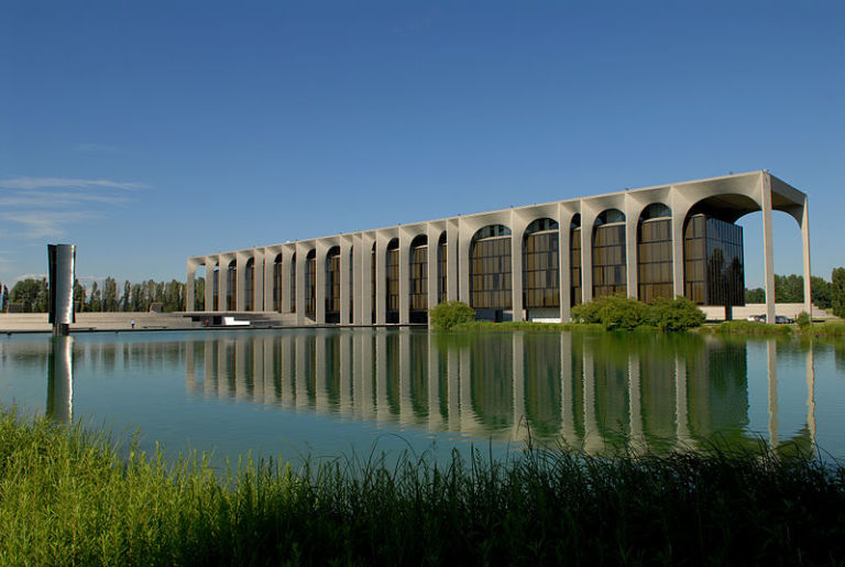 Palazzo Mondadori Oscar Niemeyer. 1907-2012. Bastano le date