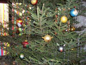 Albero di Natale o Presepe? No, alla GAM di Torino – ma anche al Museion e al Mambo – a celebrare le festività sono le Palle Presepe di Marcello Jori e Alessi. Ecco le immagini…