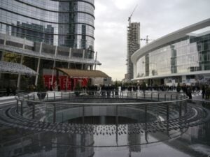 Una cerniera tra Brera e l’Isola: apre alla città piazza Gae Aulenti, tassello fondamentale per la nuova Milano. Sant’Ambrogio porta via le transenne dal cantiere di Porta Nuova firmato Cesar Pelli