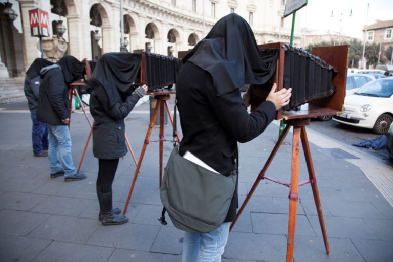 Piazza della Repubblica 2 Spuntano qua e là per le strade e le piazze di Roma: macchine fotografiche d’epoca per presentare il nuovo format di Sky Arte HD. Che lancia un contest via Instagram, e nel week-end replica a Milano