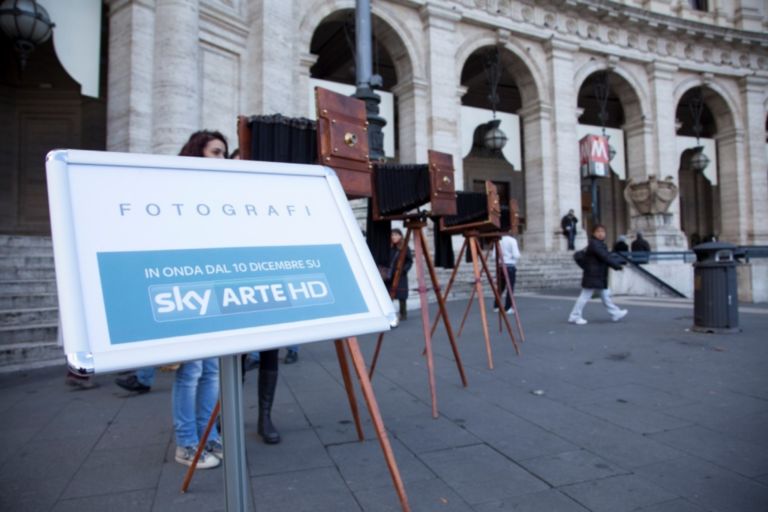 Piazza della Repubblica Spuntano qua e là per le strade e le piazze di Roma: macchine fotografiche d’epoca per presentare il nuovo format di Sky Arte HD. Che lancia un contest via Instagram, e nel week-end replica a Milano