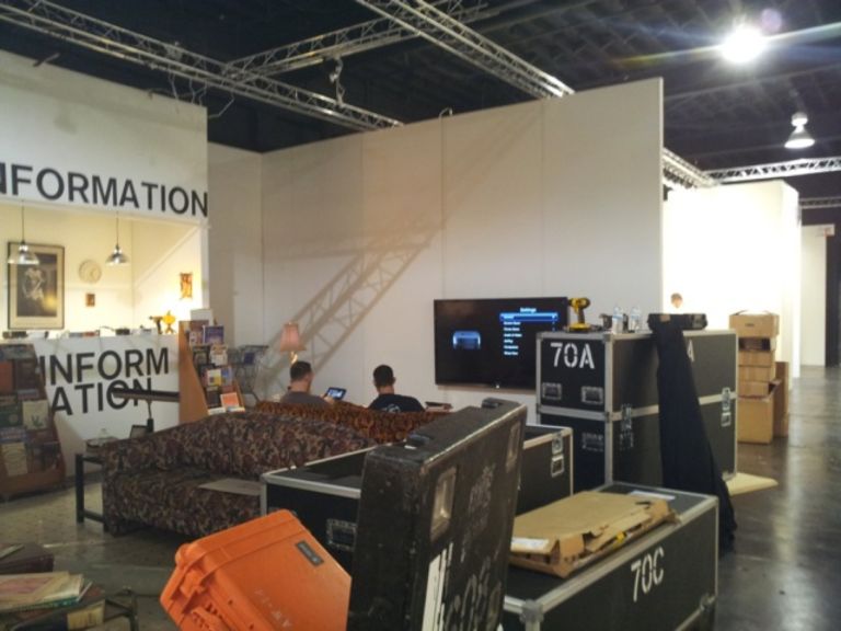 Pulse Miami il backstage 5 Miami Updates: ancora art people al lavoro. Il countdown per l’inaugurazione segna -1 giorno, ecco qualche foto da Pulse