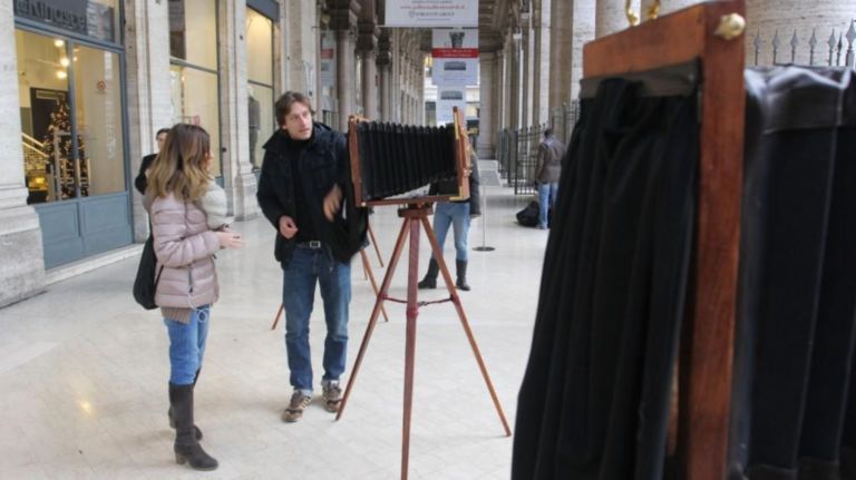 Roma Galleria ALberto Sordi 2 Spuntano qua e là per le strade e le piazze di Roma: macchine fotografiche d’epoca per presentare il nuovo format di Sky Arte HD. Che lancia un contest via Instagram, e nel week-end replica a Milano