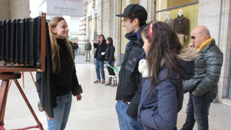 Roma Galleria Alberto Sordi Spuntano qua e là per le strade e le piazze di Roma: macchine fotografiche d’epoca per presentare il nuovo format di Sky Arte HD. Che lancia un contest via Instagram, e nel week-end replica a Milano