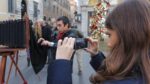 Roma in Largo Goldoni Spuntano qua e là per le strade e le piazze di Roma: macchine fotografiche d’epoca per presentare il nuovo format di Sky Arte HD. Che lancia un contest via Instagram, e nel week-end replica a Milano