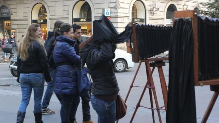 Roma in fila per una foto Spuntano qua e là per le strade e le piazze di Roma: macchine fotografiche d’epoca per presentare il nuovo format di Sky Arte HD. Che lancia un contest via Instagram, e nel week-end replica a Milano