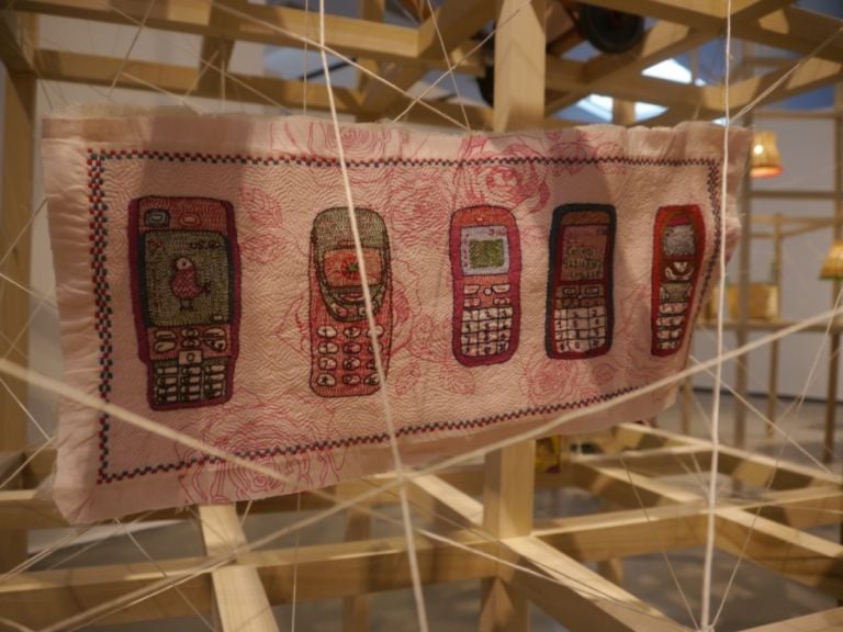 Salviette hi tech Con un piede nella tradizione e l’altro a spasso per il mondo: il presente del design indiano è orgogliosamente glocal. Ed in mostra, alla Triennale di Milano, in una curiosa project room