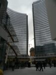 Scorcio sulla UniCredit Tower Una cerniera tra Brera e l’Isola: apre alla città piazza Gae Aulenti, tassello fondamentale per la nuova Milano. Sant’Ambrogio porta via le transenne dal cantiere di Porta Nuova firmato Cesar Pelli