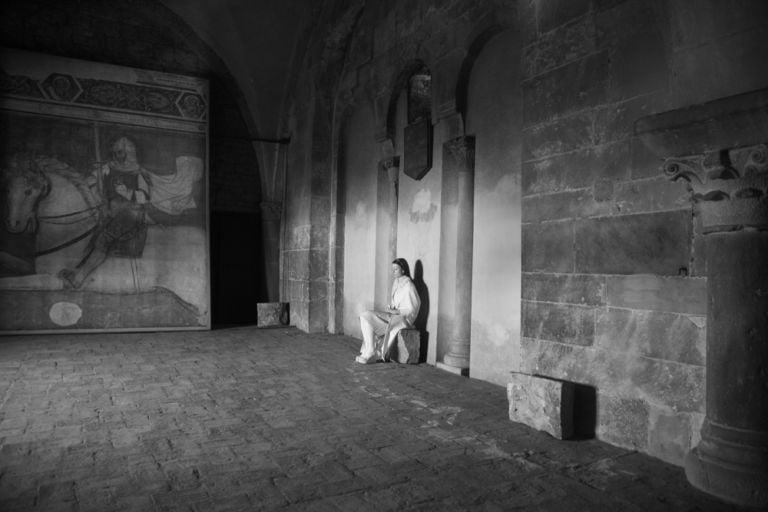 Sinfonia in Bianco minore basilica 001 Corpicrudi e Daniele Giunta, tutto il candore di un progetto insieme. Un evento speciale, a Bergamo, tra la basilica e la galleria. Le immagini (e qualche suono) da "Sinfonia in Bianco minore"