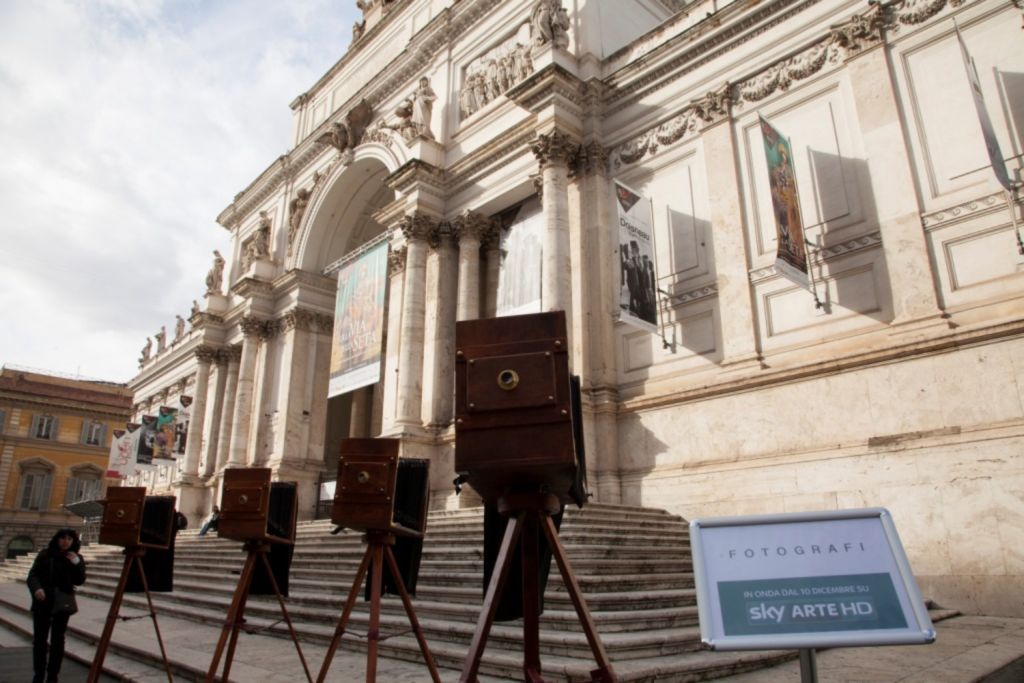 Spuntano qua e là per le strade e le piazze di Roma: macchine fotografiche d’epoca per presentare il nuovo format di Sky Arte HD. Che lancia un contest via Instagram, e nel week-end replica a Milano