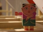 Una bambolina in carta di Mira Malhotra Con un piede nella tradizione e l’altro a spasso per il mondo: il presente del design indiano è orgogliosamente glocal. Ed in mostra, alla Triennale di Milano, in una curiosa project room