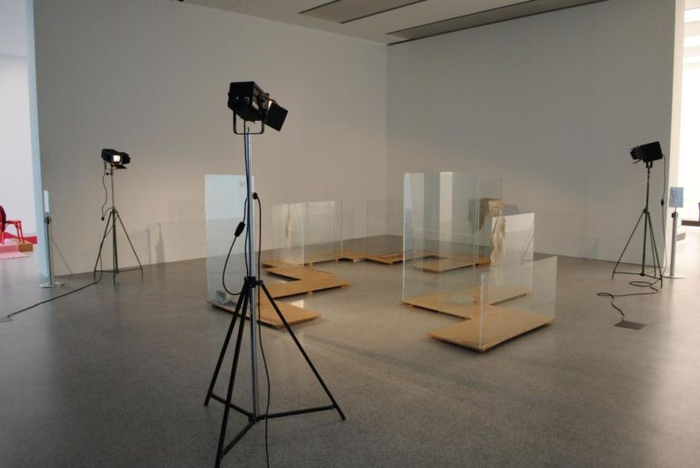 Urs Fischer Glaskatzensex Transparent Tale 2000 Foto Albarello La polvere della modernità. Il Migros Museum a Bolzano