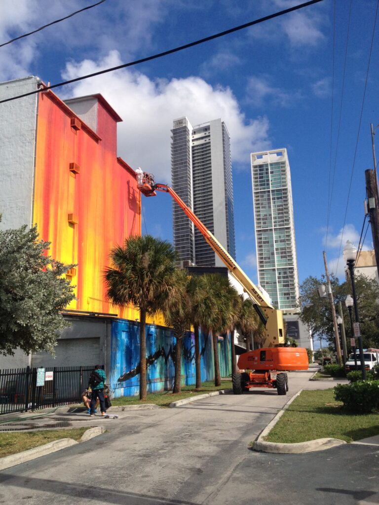 Wynwood Wall Miami 2012 25 Miami Updates: mille foto di una città diventata grazie ad una operazione intelligente capitale mondiale dei graffiti. Ciò che in Italia è ancora vandalismo, a Wynwood è strumento di riqualificazione urbana