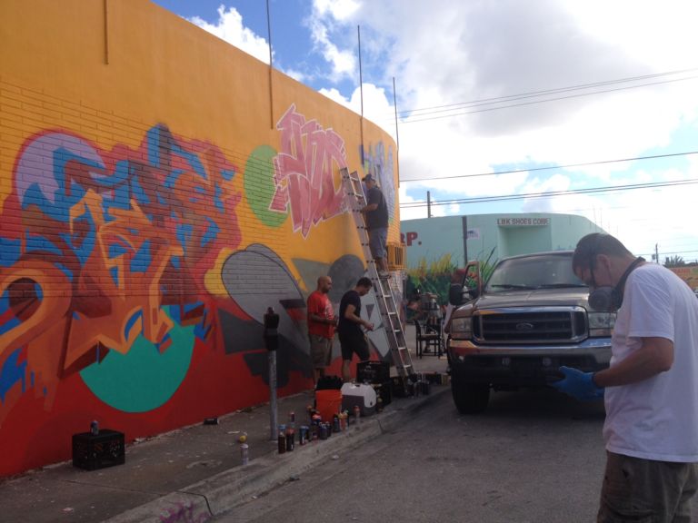 Wynwood Wall Miami 2012 31 Miami Updates: mille foto di una città diventata grazie ad una operazione intelligente capitale mondiale dei graffiti. Ciò che in Italia è ancora vandalismo, a Wynwood è strumento di riqualificazione urbana