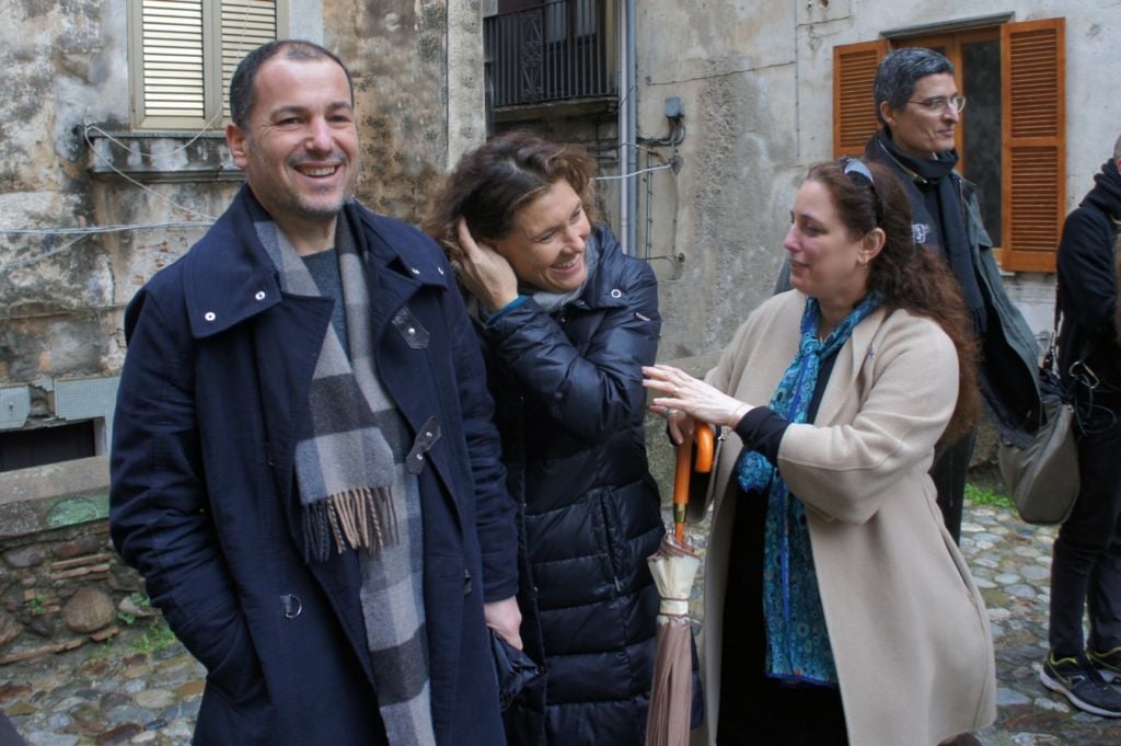 Guarda bene quel denaro: sarà tuo. Tante immagini, ed una videointervista a Cesare Pietroiusti, dal festival della performance di Cosenza