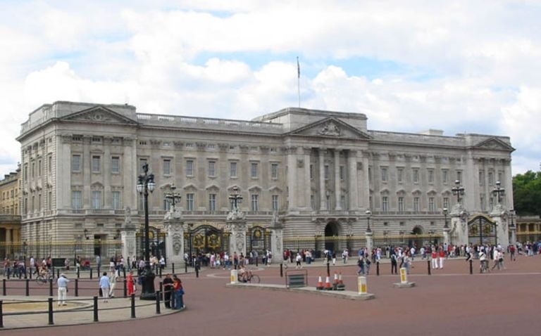 buckingham palace Art Digest: Jake e Dinos, le nuove Pussy Riot. Giubileo di capolavori per Her Majesty Elizabeth. Rachel o Tiziano? Rachel, Rachel, Rachel…