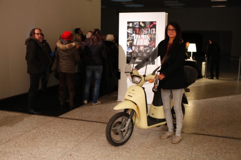 e via con il motorino Fuori tutto, e tutto gratis! Performance natalizia per Ciriaca+Erre, che alla Permanente di Milano si libera del superfluo: motorino, bicicletta, mobili e stoviglie. E la gente fa la fila, a caccia dell’affare