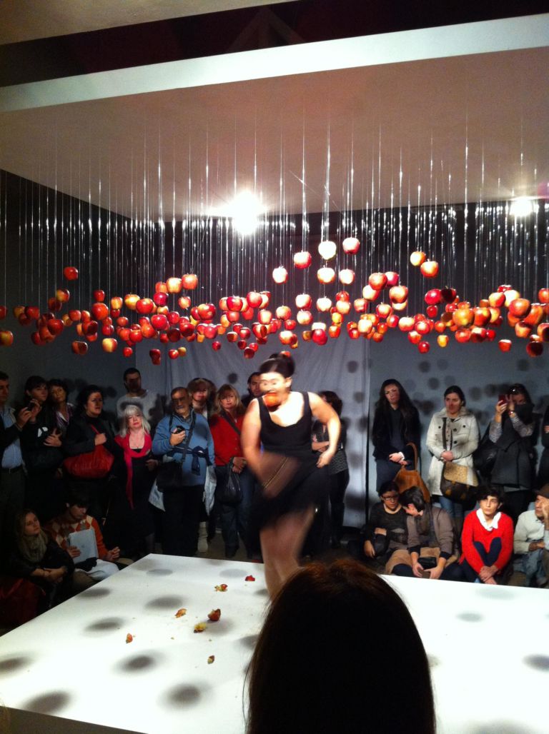 performance Imagine di Nezaket Ekici presso Pi Artworks Tophane 3 Non si gioca con il cibo! (Però ci si fanno le performance)