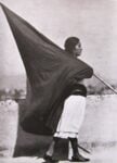 11.Tina Modotti Donna con bandiera Messico 1928 Tina Modotti, il dogma e la passione