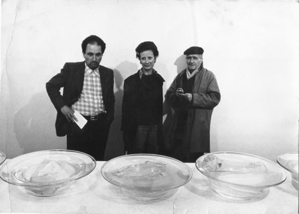 Da destra, Fernando Melani, Donatella Giuntoli e Lando Landini davanti all'opera di Luciano Fabro, 1975