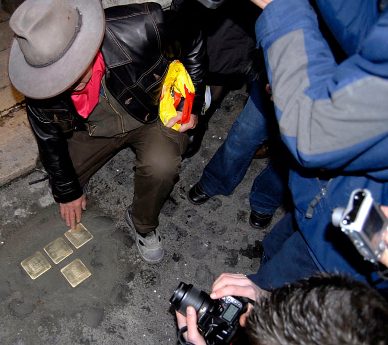 2010 STOLPERSTEINE a ROMA 01 via della Reginella 1 Arte, memoria storica e… sampietrini. Torna a Roma per la quarta edizione il progetto del tedesco Gunter Demnig: una pietra per ricordare una persona deportata