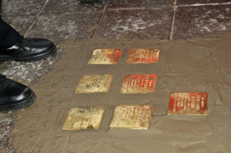 2010 STOLPERSTEINE a ROMA 02 piazza Rosolino Pilo 2 Arte, memoria storica e… sampietrini. Torna a Roma per la quarta edizione il progetto del tedesco Gunter Demnig: una pietra per ricordare una persona deportata