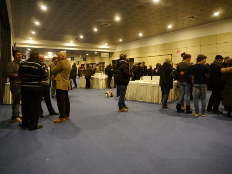 Aperitivo in fiera Si alza il sipario su Bergamo Arte Fiera: pubblico che non ti aspetti per l’apertura in orario aperitivo. Poche sorprese, invece, a spasso tra gli stand: gallerie sulla difensiva. A rischiare sono in pochi