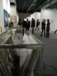 Bergamo Arte Fiera 3 Si alza il sipario su Bergamo Arte Fiera: pubblico che non ti aspetti per l’apertura in orario aperitivo. Poche sorprese, invece, a spasso tra gli stand: gallerie sulla difensiva. A rischiare sono in pochi