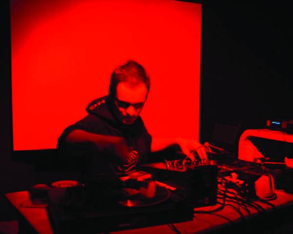 Tutto il fascino dell’audio tape. Claudio Rocchetti, a Bologna, presenta “The Fall of Chrome”. Un libro, un live set e un’opera su nastro. Malinconie sonore, resuscitando memorie sbiadite